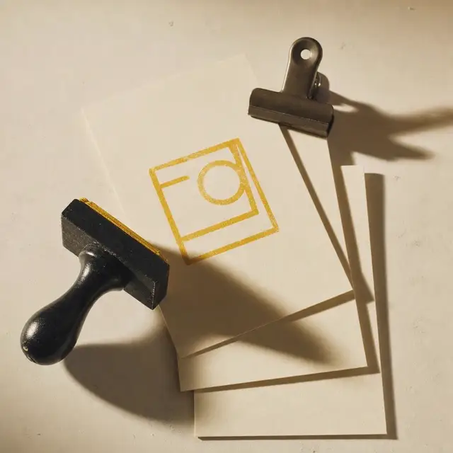 Três cartões de papel com carimbo de aprovação amarelo, still life editorial