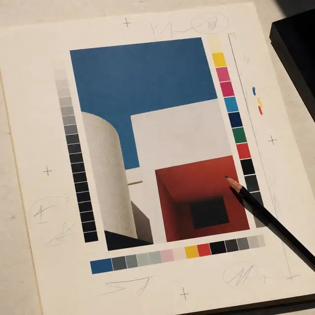 Folha de prova de cor com anotações a lápis e barras CMYK, still life editorial